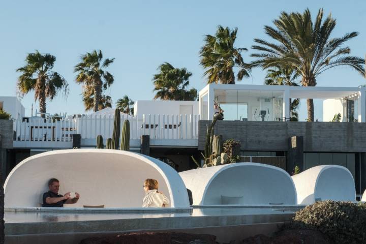 Los espacios para contemplar el mar desde la terraza del Deli&Bistró son un guiño a las cuevas de Lanzarote.