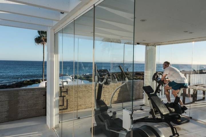 Un hombre usando el gimnasio.