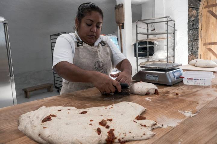 Natali, la panadera de Kamezí, elaborando pan con tomate seco