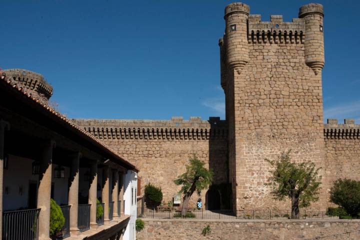 La torre del Homenaje, de 25 metros de altura, rematada por cuatro garitas defensivas y grandes almenas.