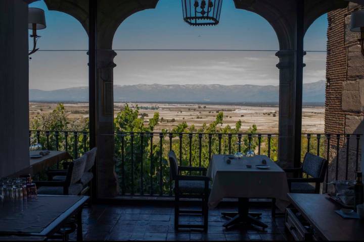 La vista de la sierra de Gredos, al fondo, alimenta el espíritu.