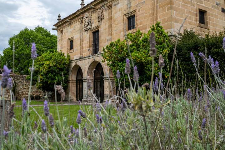 La arquitectura del Palacio de Helguera es una estupenda muestra de las casonas cántabras.