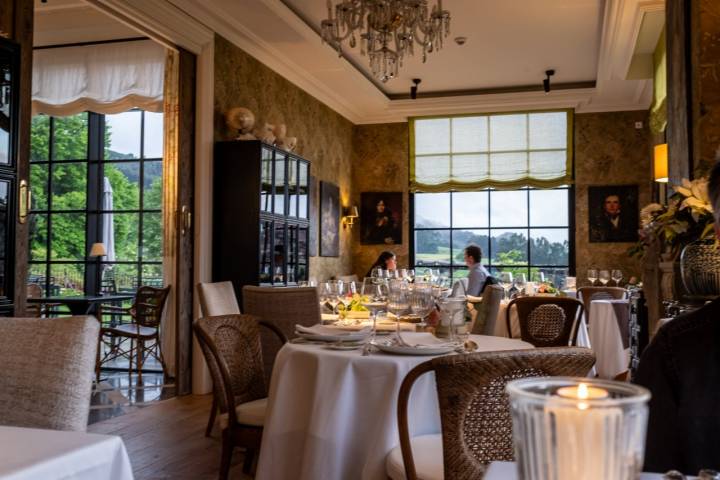 El comedor del restaurante decorado con una singular mezcla de ayer y hoy.