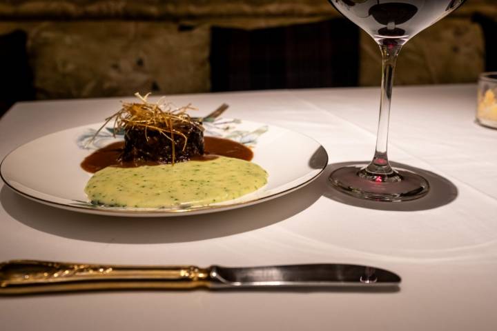 Guisado de rabo de toro y parmentier de brócoli.