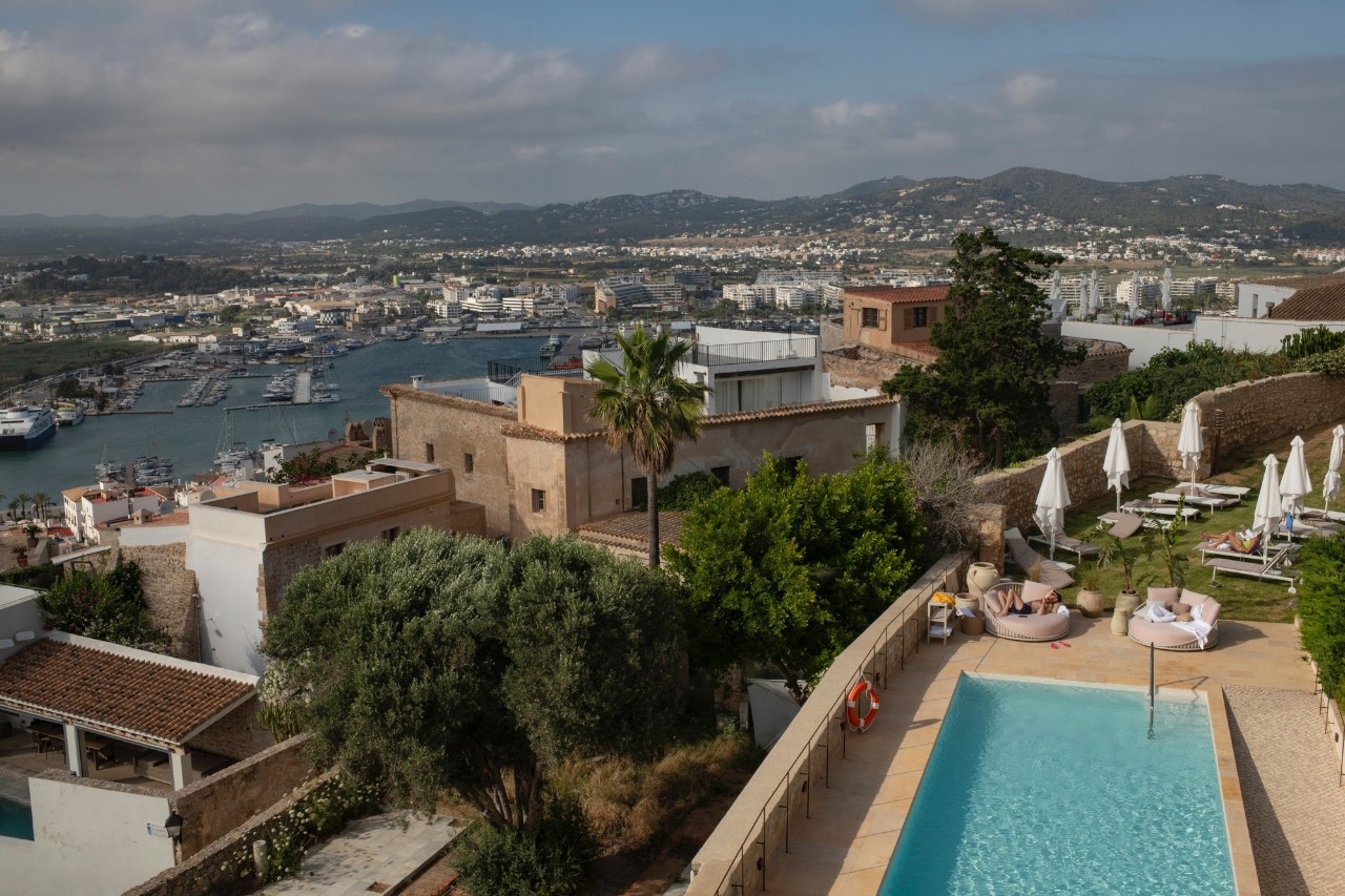 El lujo de dormir en Ibiza entre 2000 años de historia