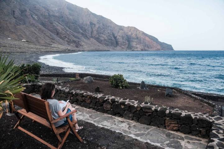 Vistas al mar y a la montaña desde el jardín del Parador de El Hierro, Santa Cruz de Tenerife (Islas Canarias)