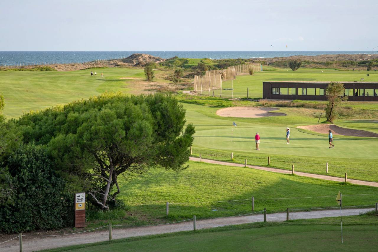 El paisaje, compuesto por el campo, los pinares y el mar, no cansa nunca.