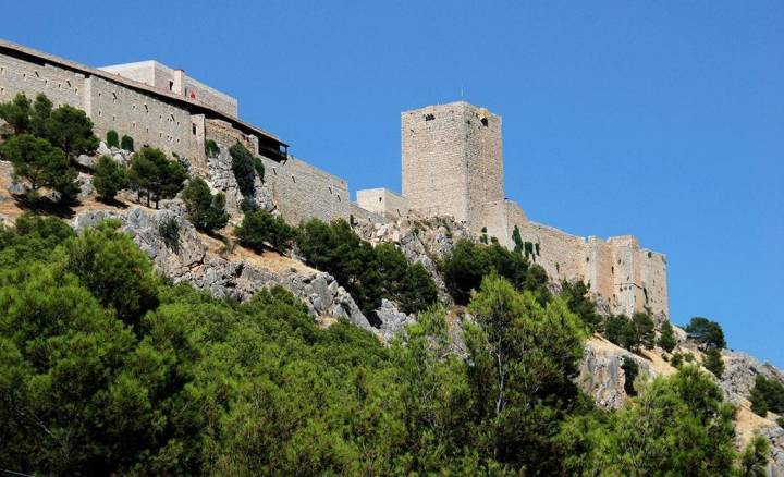 El Castillo de Santa Catalina junto al Parador que lleva su mismo nombre. Foto: Shutterstock.