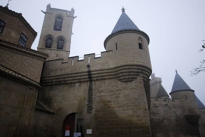 En los días oscuros es fácil imaginar la sombra blanca y frágil que recorre alguna torre o ventana.