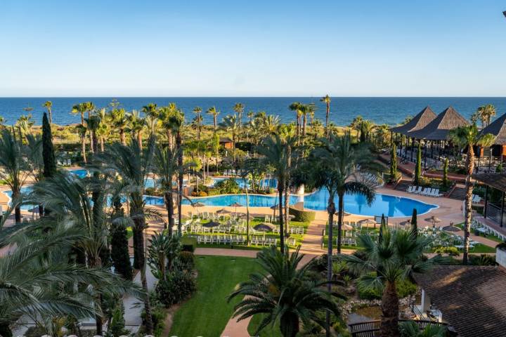 Jardín exterior y piscinas del Puerto Antilla Grand Hotel