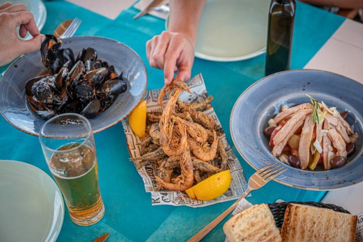 Mejillones del Delta, ensalada de ventresca con tomate payés y fritura en ‘Calma Salada’ (El Vendrell, Tarragona). Foto: Manu Mitru / Guía Repsol