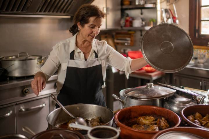 Loli Lamas lleva 40 años enamorando a todo el que para en el ‘Mesón de Crecente’ a tomar sus pollitos tomateros o el flan. Foto: Sofía Moro / Guía Repsol