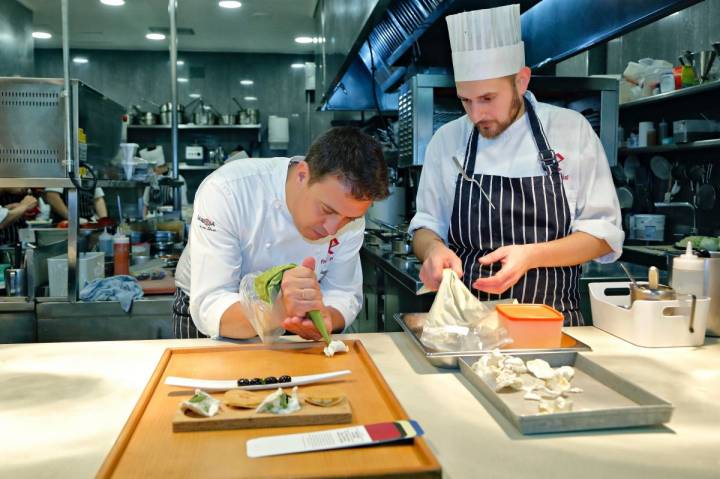 Francis Paniego cuida cada detalle en la cocina del restaurante 'El Portal de Echaurren'.