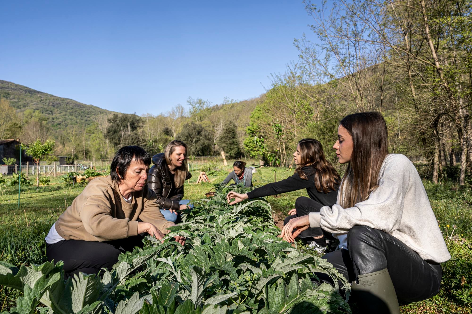 Fina Puigdevall y sus tres hijas en el huerto de Les Cols