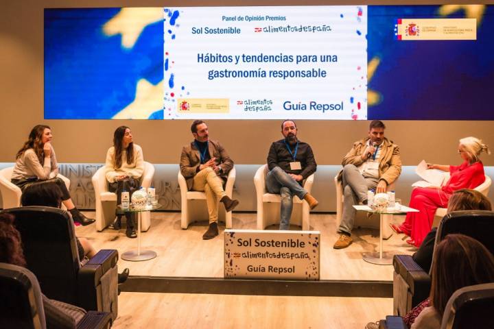 Mesa de debate en la presentación del informe Hábitos y tendencias (1)