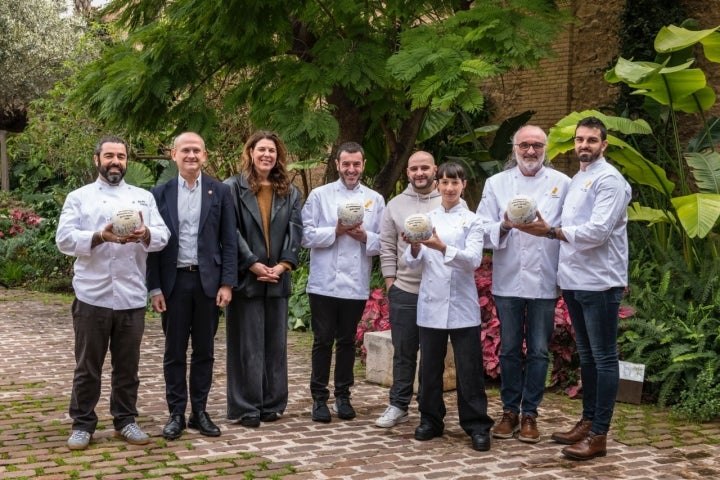 Los cuatro restaurantes galardonados con el premio Sol Sostenible #AlimentosdEspaña 2026, junto a José Miguel Herrero, director General de Alimentación, y María Ritter, directora de Guía Repsol, en los jardines de Bombas Gens (Valencia).
