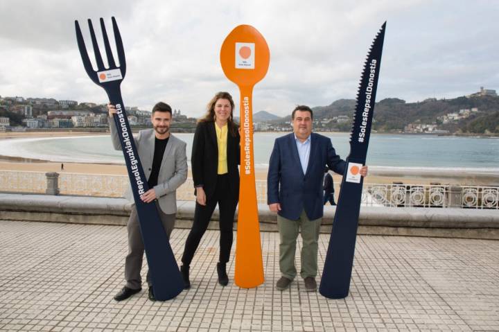 Actividades en Donostia semana Soles Repsol: Harkaitz Millán (Basquetour), María Ritter (Guía Repsol) y Ernesto Gasco (Teniente Alcalde de Donostia)