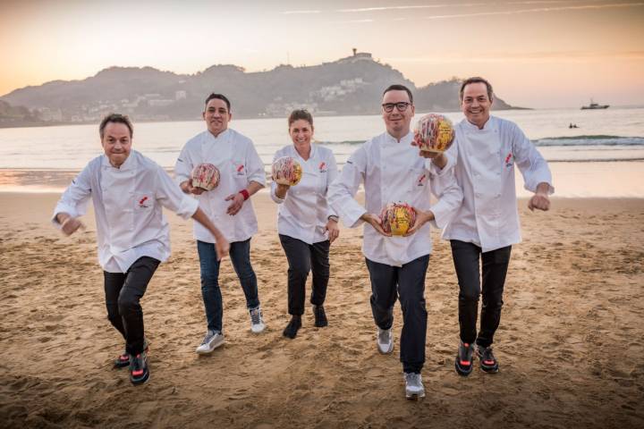 Los Torres, Ferruz, Maca de Castro y Paco Morales posan con sus Soles en la playa.