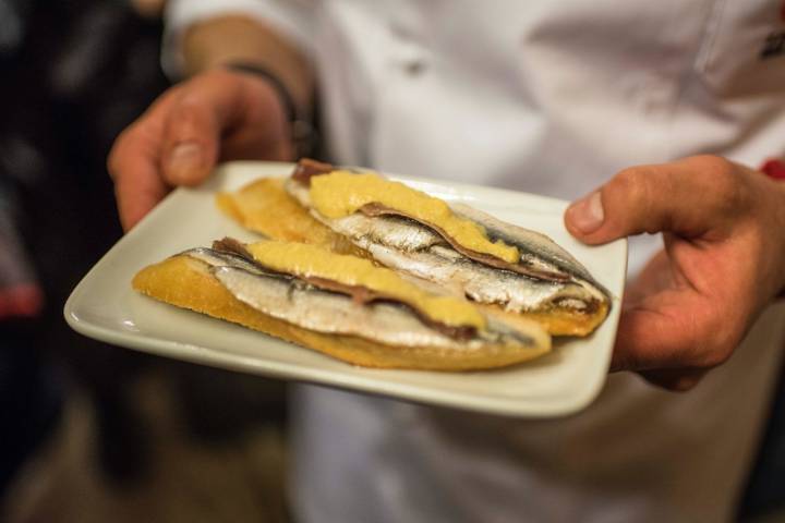 El pintxo de anchoas con miso, yema de huevo y huevas de merluza en salazón.