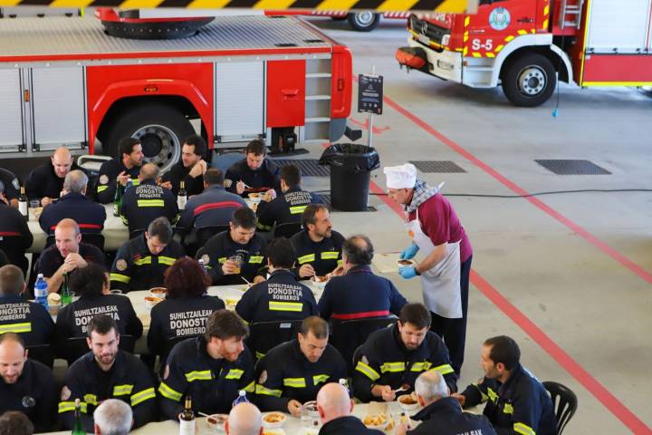 Los comensales han sido los bomberos de esta base y otros de la Diputación de Álava que se han acercado a realizar unas prácticas.