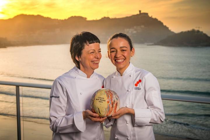 Fina Puigdevall y su hija Martina Puigvert posan en la terraza del Hotel Londres