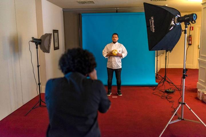 Mario Payán, de 'Kappo', recibió 2 Soles en San Sebastián. En la foto aparece en el set fotográfico previo a la entrega.