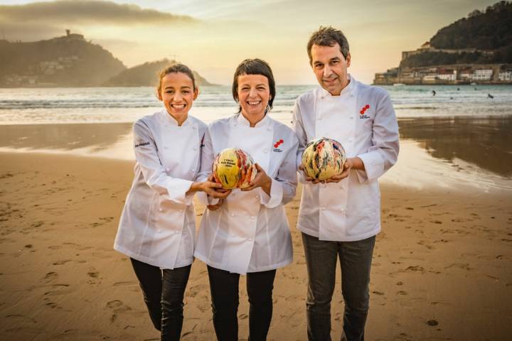 Los tres Soles del 2020 posan con su galardón. Foto: Sofía Moro y Alfredo Cáliz.