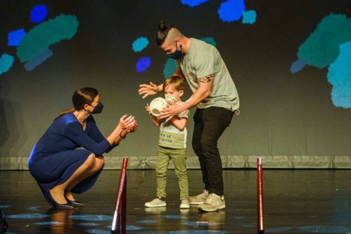 El hijo de Carlos Maldonado recibió el Sol Sostenible de manos María Victoria Zingoni.