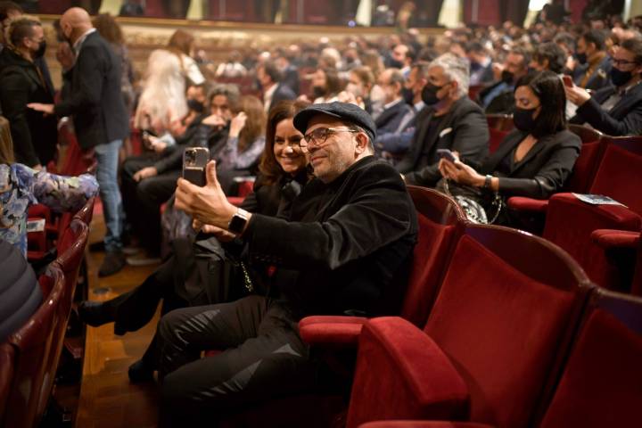 La emoción de los reencuentros volvía a vivirse en las butacas del teatro.