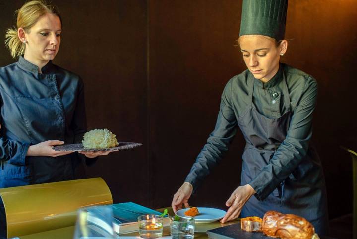 Restaurante 'Les Cols' (Girona): las hermanas Clara y Martina Puigvert en la sala del restaurante