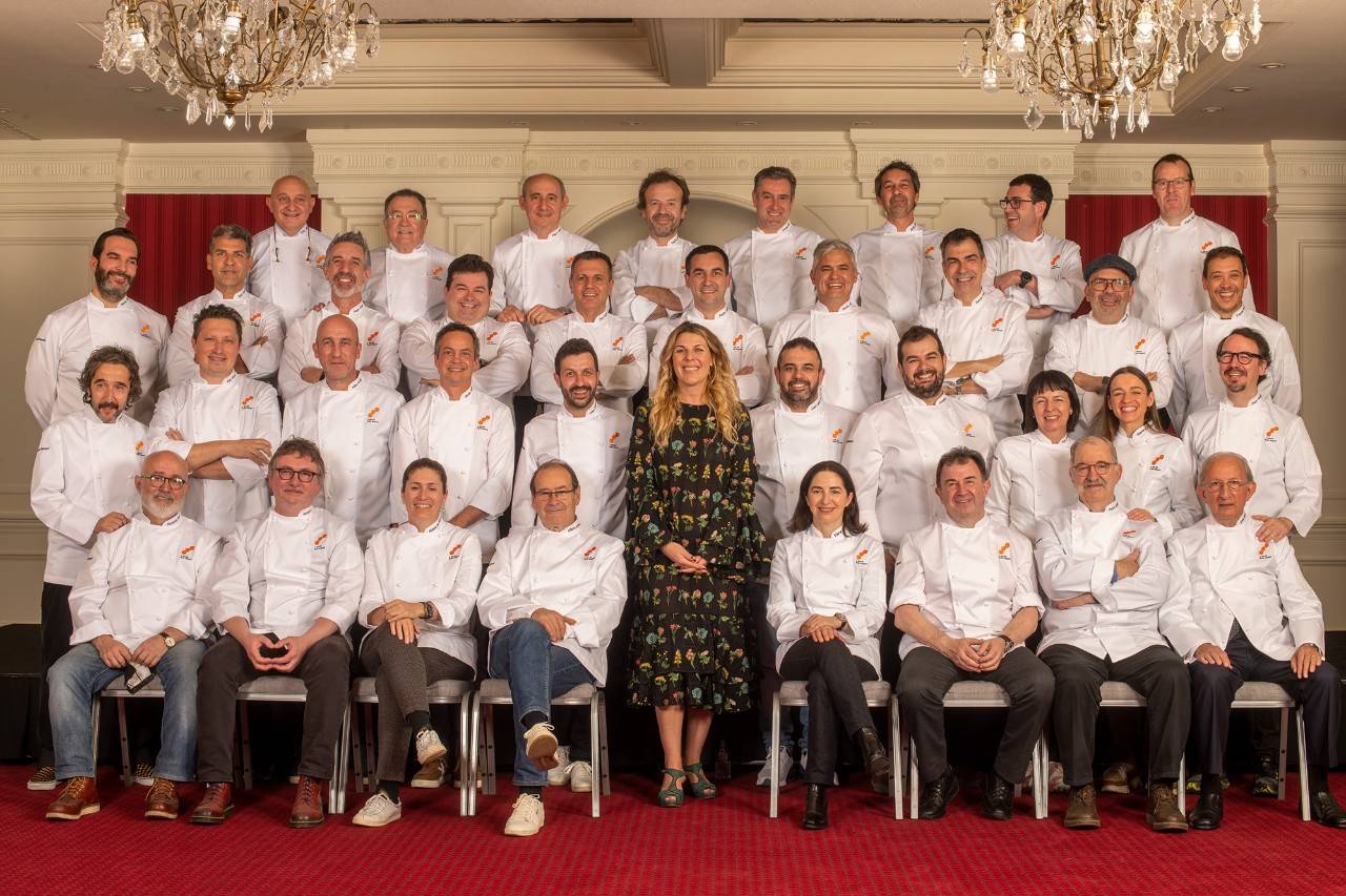 La foto de familia de los 3 Soles Guía Repsol. En el centro, María Ritter, directora de Guía Repsol.