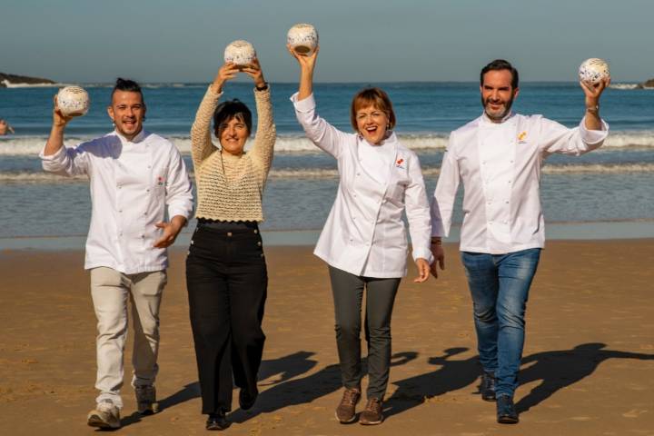 Soles Sostenibles foto de familia en la playa de La Concha (San Sebastián)