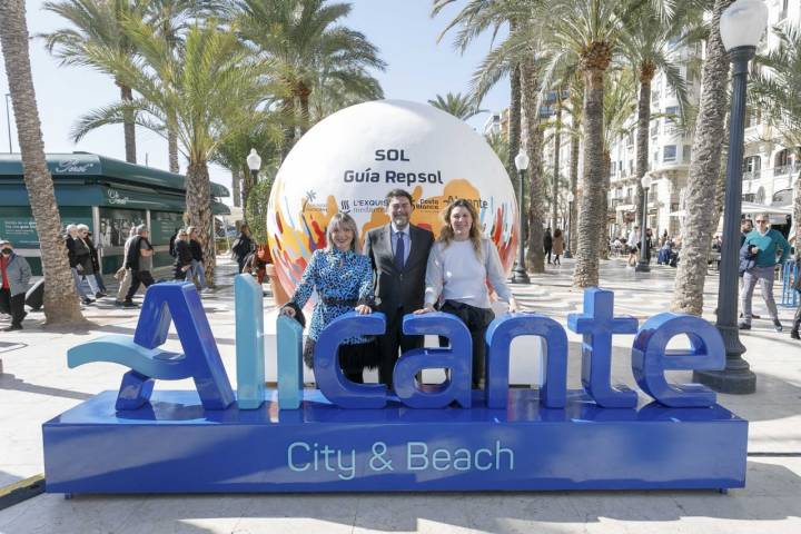 El alcalde de Alicante, Luis Barcala, y la directora de Guía Repsol, María Ritter, han presentado en Alicante el programa de actividades del fin de semana de los Soles Guía Repsol.  Foto; Ayuntamiento de Alicante/Ernesto Caparrós