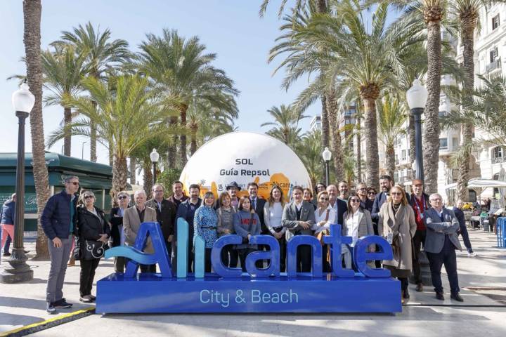 Foto de familia en el Paseo de la Explanada. Foto; Ayuntamiento de Alicante/Ernesto Caparrós