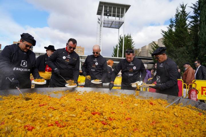 Los chefs de Paellas Riquelme sirven los primeros platos. 