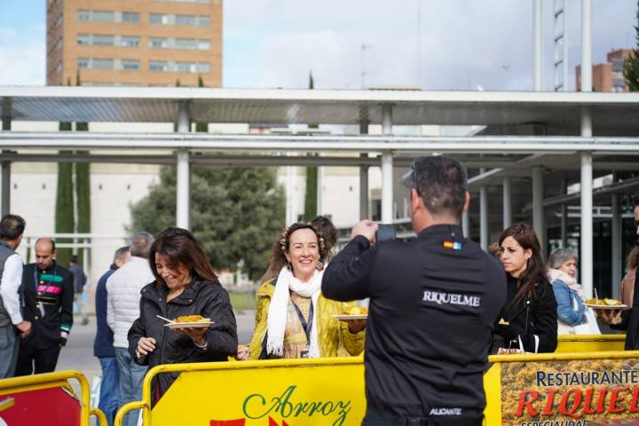 Dos comensales felicitan a los chefs de Paellas Riquelme.