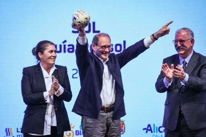 Hilario Arbelaitz con los brazos en altos tras recibir su Sol de Honor