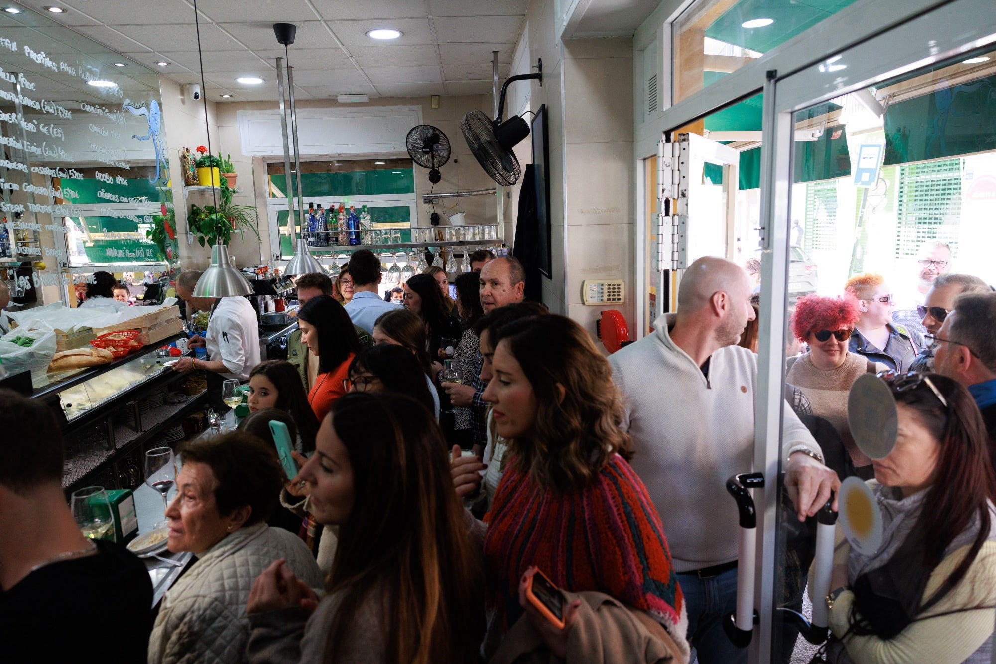 Ambiente de clientes en el Bar Verónicas