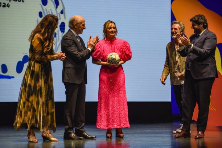 Begoña Rodrigo recoge su Tres Soles junto a María Ritter, Antonio Brufau, Pepe Solla y Fernando López Miras.