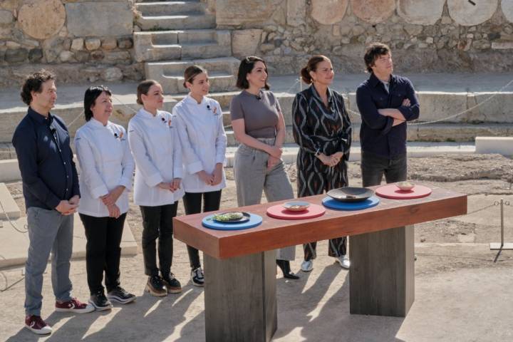 El jurado de 'MasterChef' junto a Fina Puigdevall y sus hijas, Martina y Carlota Puigvert ('Les Cols') y la cantante murciana Ruth Lorenzo.