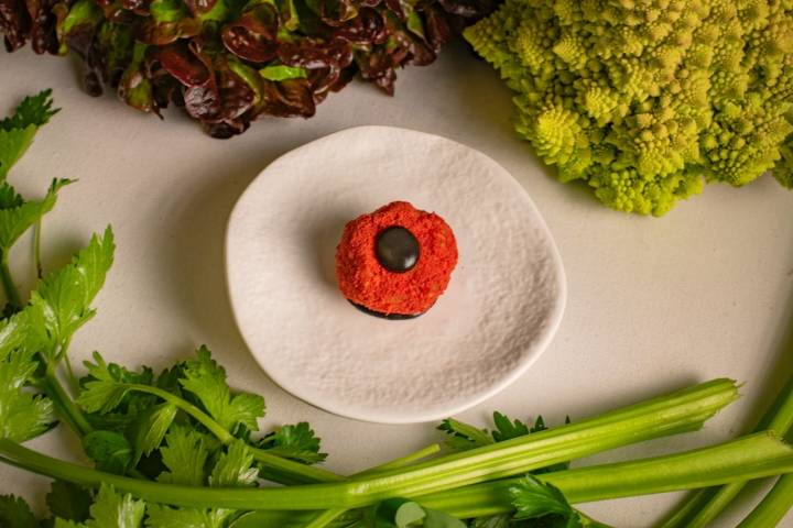 Croqueta de tomate escabechado y cremoso de trompeta negra.