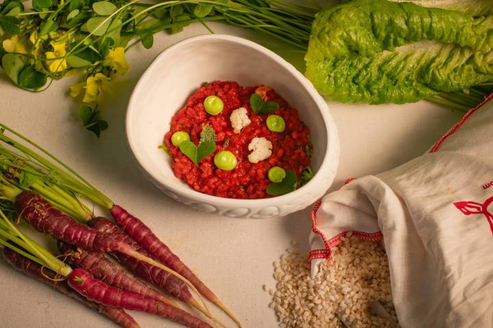 Arroz de Calasparra meloso con caldo de raíces ahumadas, crucíferas y alioli de vinagrillos.