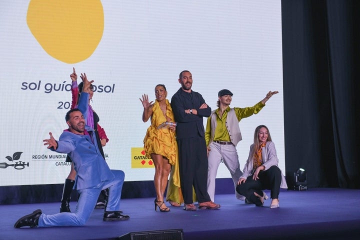 Lorena Castell y Jorge Ponce iniciando la gala con bailarines.