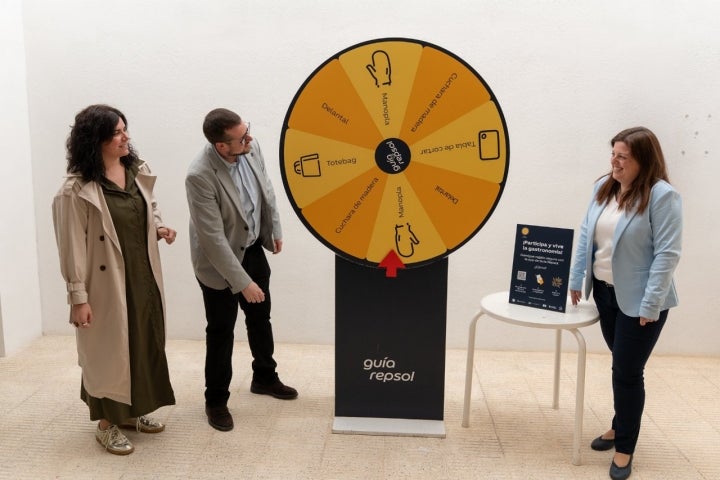 Manopla, tabla de madera, cuchara de madera, delantal y tote bag son los obsequios que se han sorteado. Foto: Alex Espuny