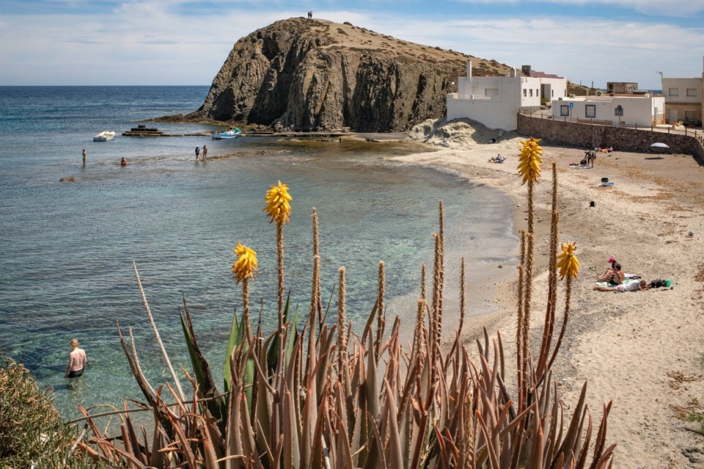 Entre zafiro y turquesas: las playas de un pueblo de leyenda en Cabo de Gata