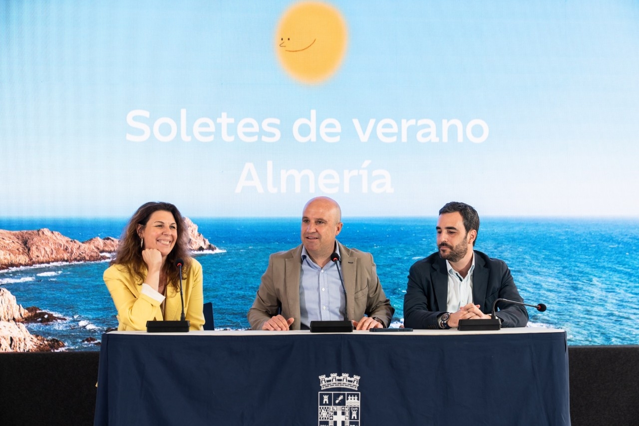María Ritter, directora de Guía Repsol; José Antonio García Alcaina es el presidente de la Diputación Provincial de Almería; y Carlos Sánchez López, Diputado de Promoción Agroalimentaria de Almería.