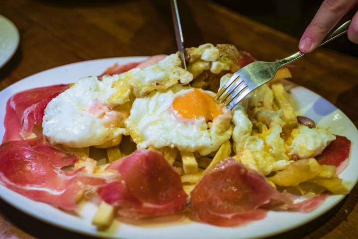 Huevos rotos con jamón de Patio Braserito de Granada.