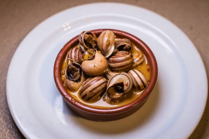 Ración de caracoles en el Bar Ávila de Granada.