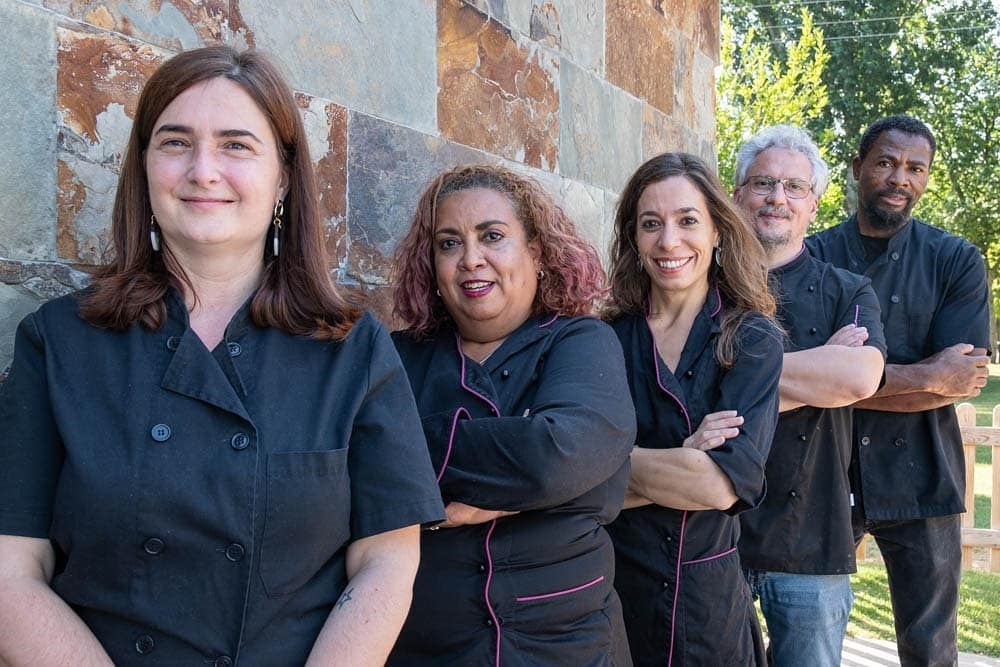 Las cocineras Cristina, Isabel y María posan con parte del equipo. Foto: Facebook ‘La Quinta de Cavia’