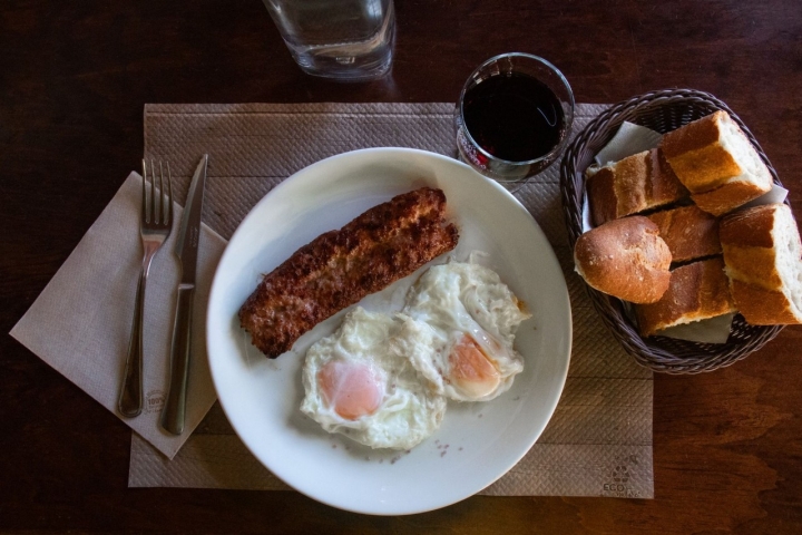 El lujo de un almuerzo sencillo. Foto: Facebook ‘Camping Laspaúles’ 